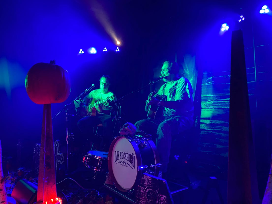 Coverband spielt Halloweenparty und Weihnachtsfeier